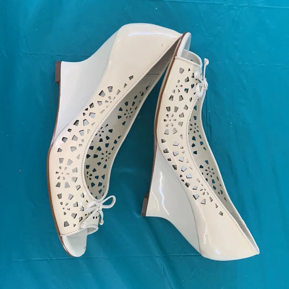 Anne Klein summer shoes. Feminine wedge style  in cream/off white. Size 7..5.
